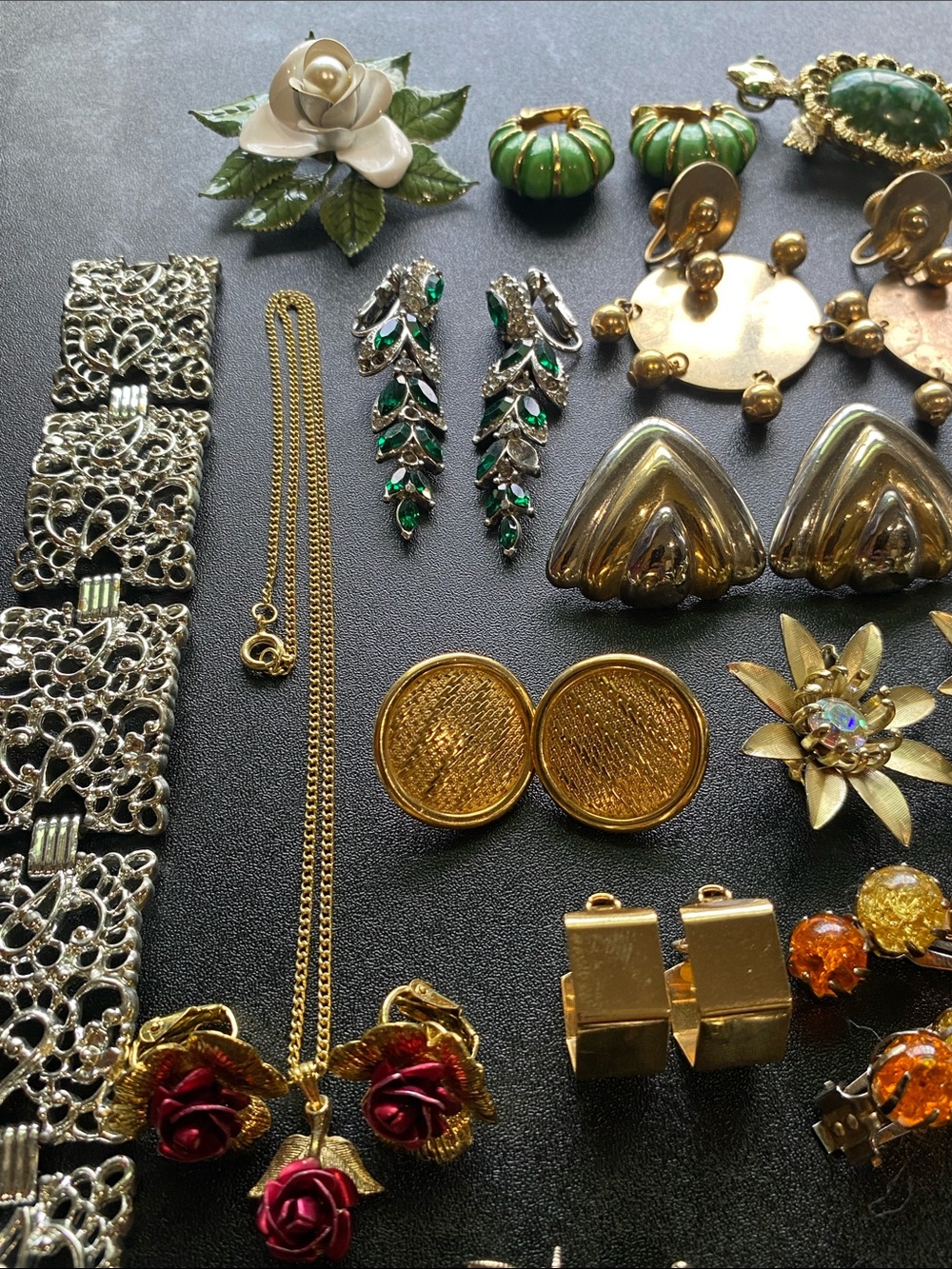 Mixed Vintage 18 pc Jewelry Bundle Earrings Set in Gold, Silver and Green Tones - Picture 6 of 12